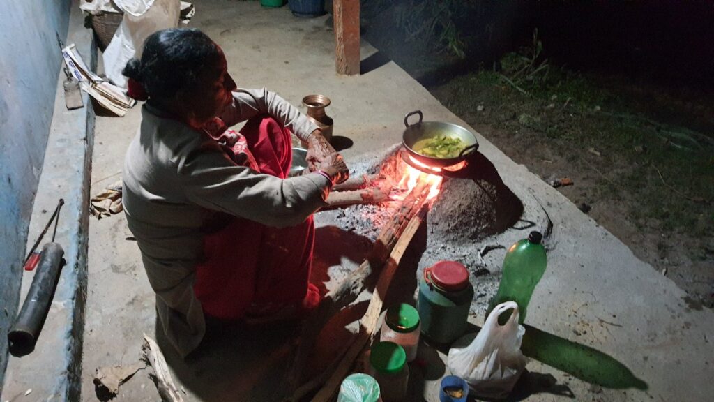 Camping in Nepal Frau Feuer